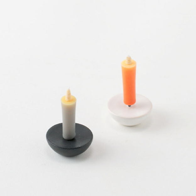 Set regalo di candele colorate in cera di riso colori della terra con un portacandele circolare in ceramica bianco